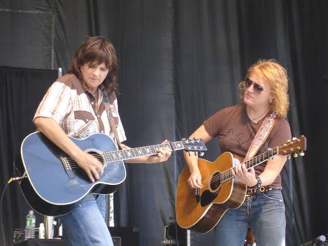Audience at a Indigo Girls concert